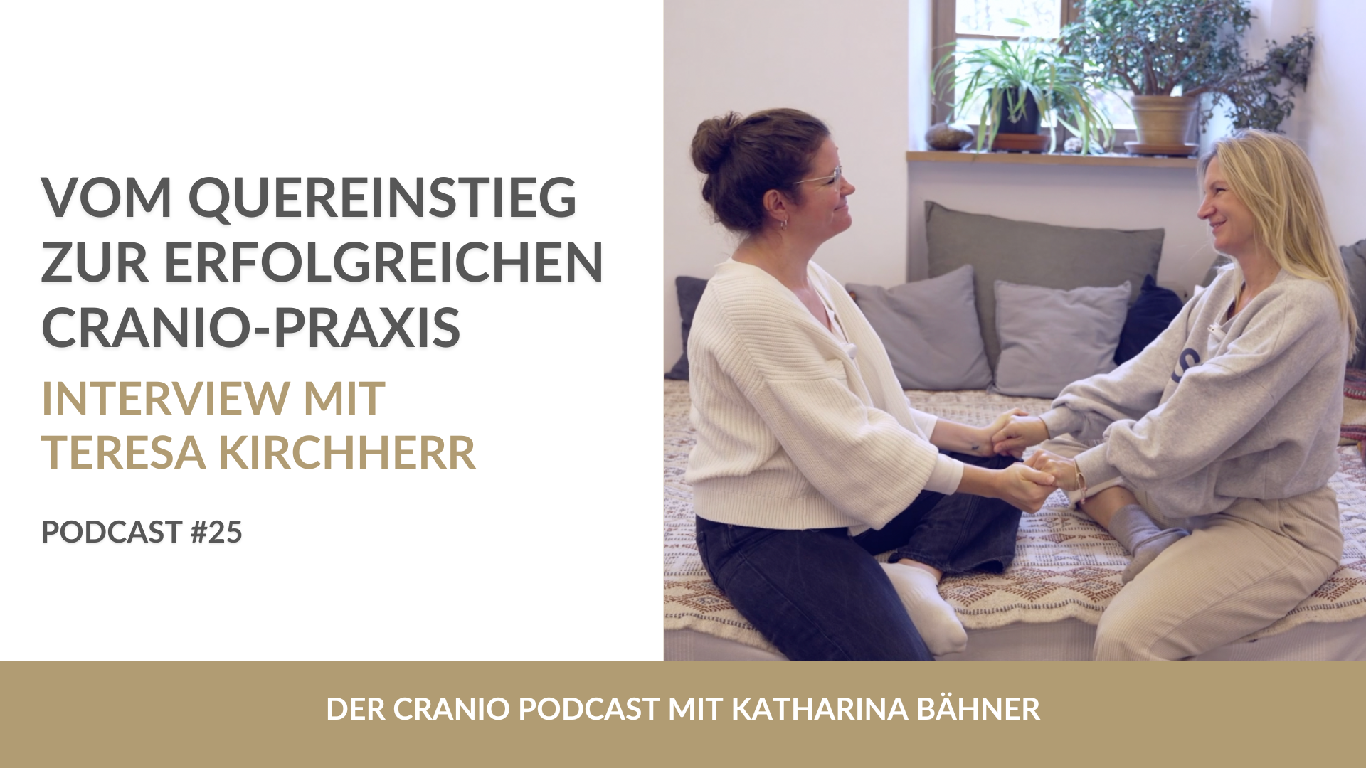 Ein Bild von Teresa und Katharina beim Interview, wie sie sich anlächeln und die Hände halten.
